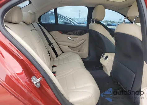 2016 Mercedes-Benz C 300 z USA, uszkodzony, nr VIN 55SWF4JB8GU177504